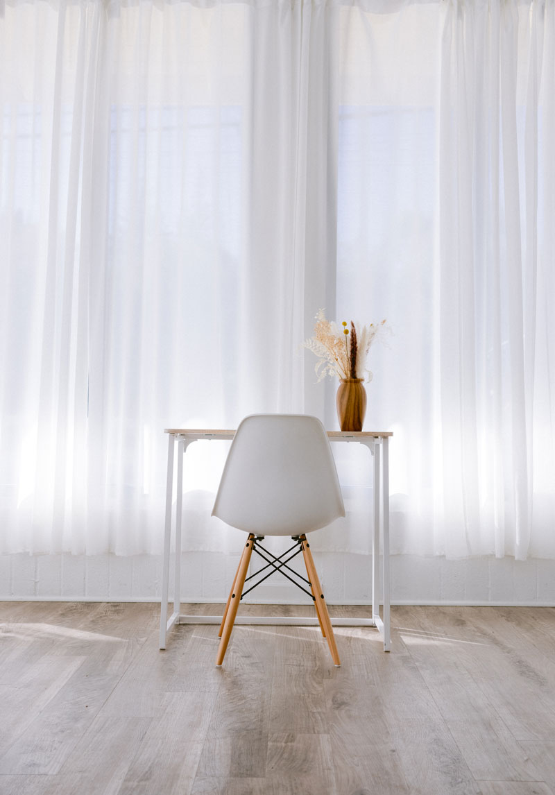 silla de diseño con mobiliario y cortinas . Tienda de muebles
